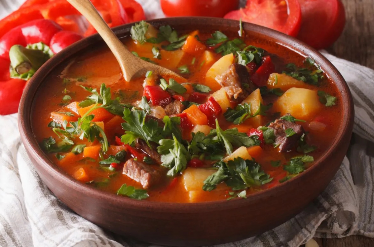 Jak ugotować zupę gulaszową - prosty przepis na pyszny smak