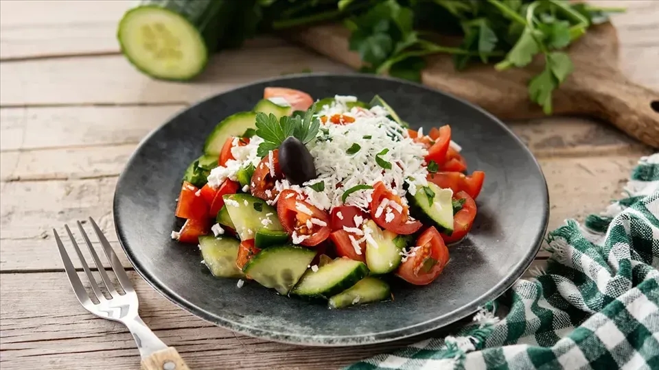 Jaki ser do sałatki szopskiej? Odkryj najlepsze opcje dla smaku