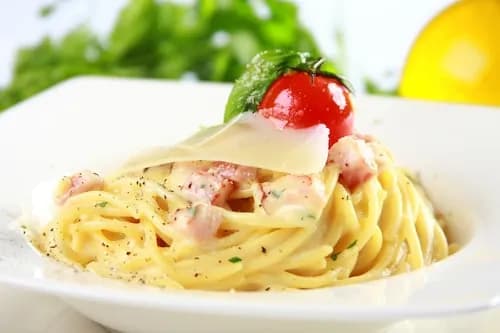 Przepis na spaghetti carbonara od Anii Gotuje - bez śmietany i z pasją