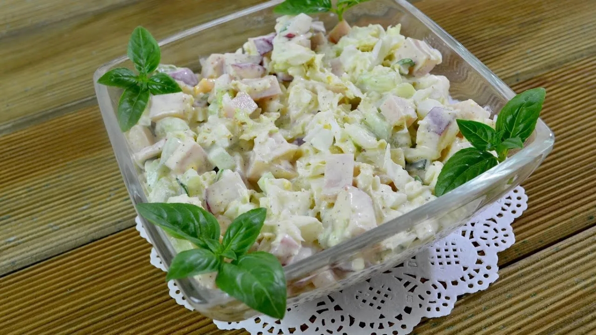 Jaką sałatkę zrobić z kapusty pekińskiej? 5 pysznych przepisów, które zachwycą