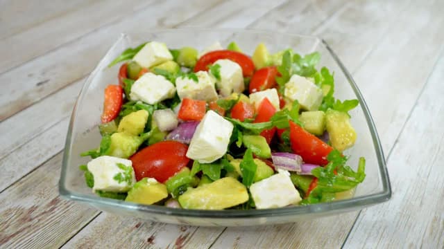 Jak zrobić sałatkę z awokado, która zaskoczy Twoich gości?