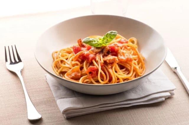 Jak Włosi jedzą spaghetti? Odkryj sekrety włoskiej etykiety przy stole Jak Włosi jedzą spaghetti? Odkryj sekrety włoskiej etykiety przy stole