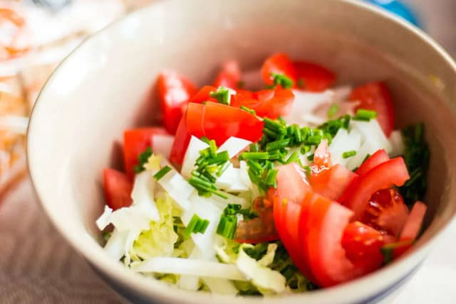 Idealne sałatki do kurczaka pieczonego – zaskocz swoich gości!