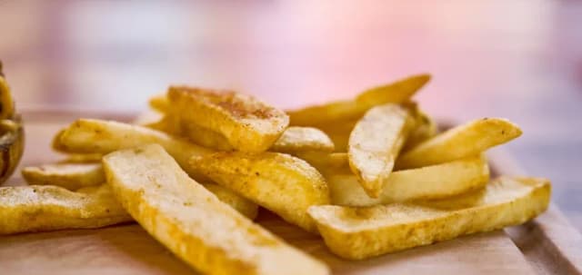 Ile piec frytki w piekarniku, aby były chrupiące i smaczne?
