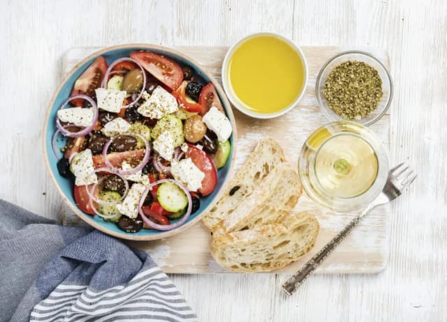 Jak zrobić zielony sos do sałatki greckiej, który zachwyci smakiem