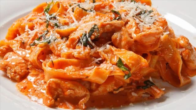 Makaron penne z kurczakiem w sosie pomidorowym - prosty przepis na obiad Makaron penne z kurczakiem w sosie pomidorowym - prosty przepis na obiad