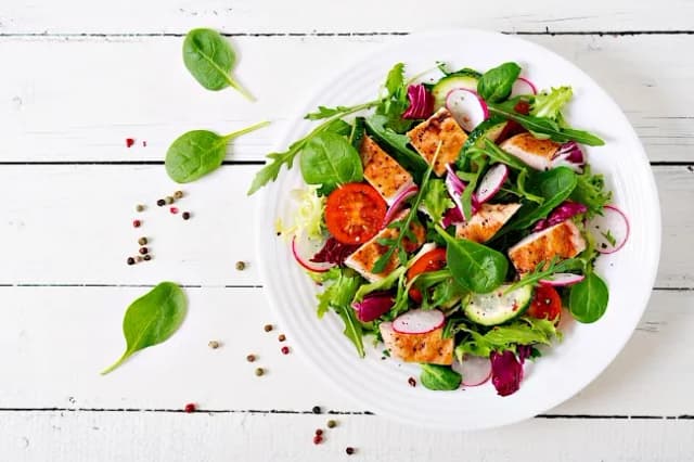 Ile kcal ma sałatka z kurczakiem? Zaskakujące wartości kaloryczne