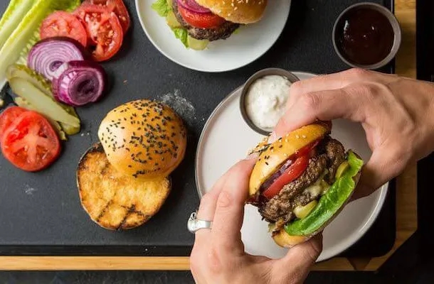 Jak doprawić wołowinę na burgery, by zaskoczyć smakiem?