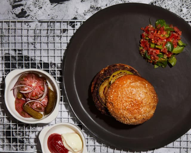 Ile mięsa na burgery? Odkryj idealne proporcje dla smaku